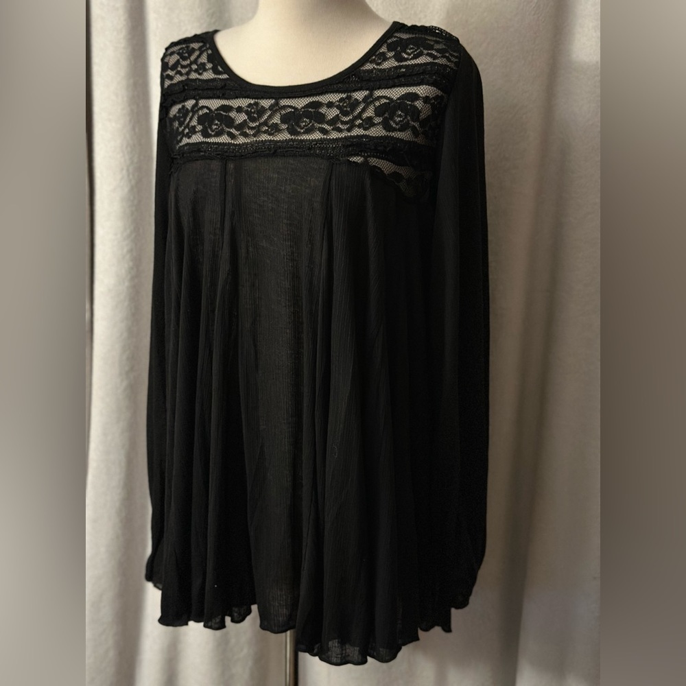 Easel Women’s Boho Shirt, Size Medium.